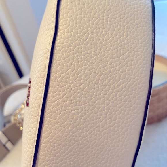 DKNY Sling CROSSBODY bag white, Jessie Crescent NWT set with AirPod case - Picture 7 of 12